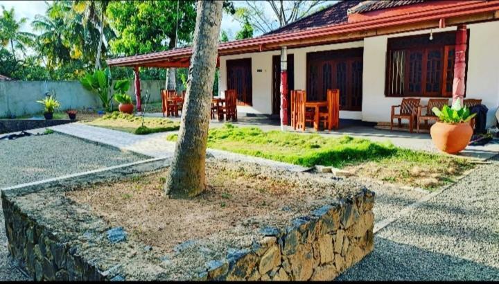 Tharurashmi Sea Pond Villa & Surf Hostel - Hiriketiya Dikwella Esterno foto