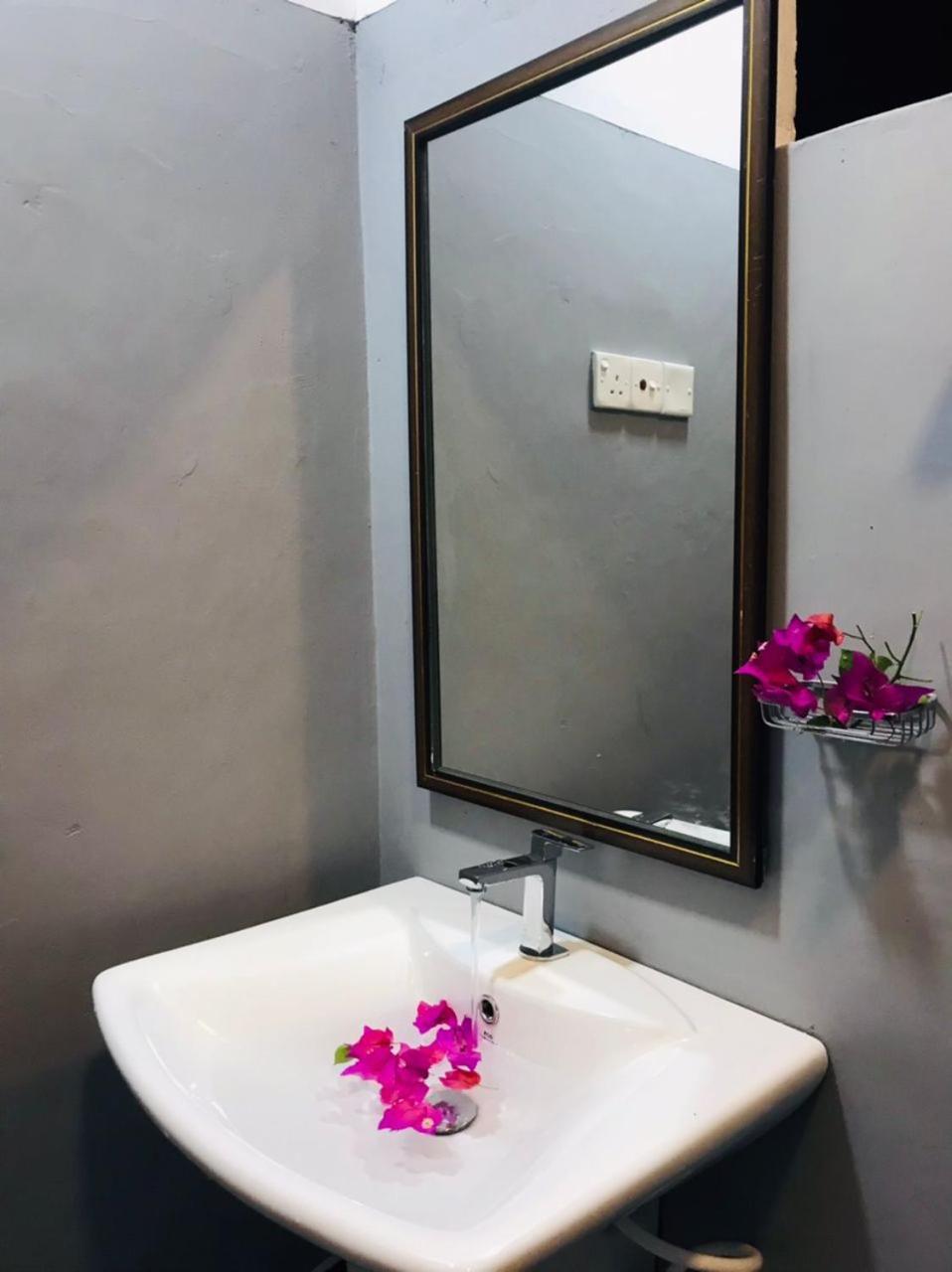 Tharurashmi Sea Pond Villa & Surf Hostel - Hiriketiya Dikwella Esterno foto